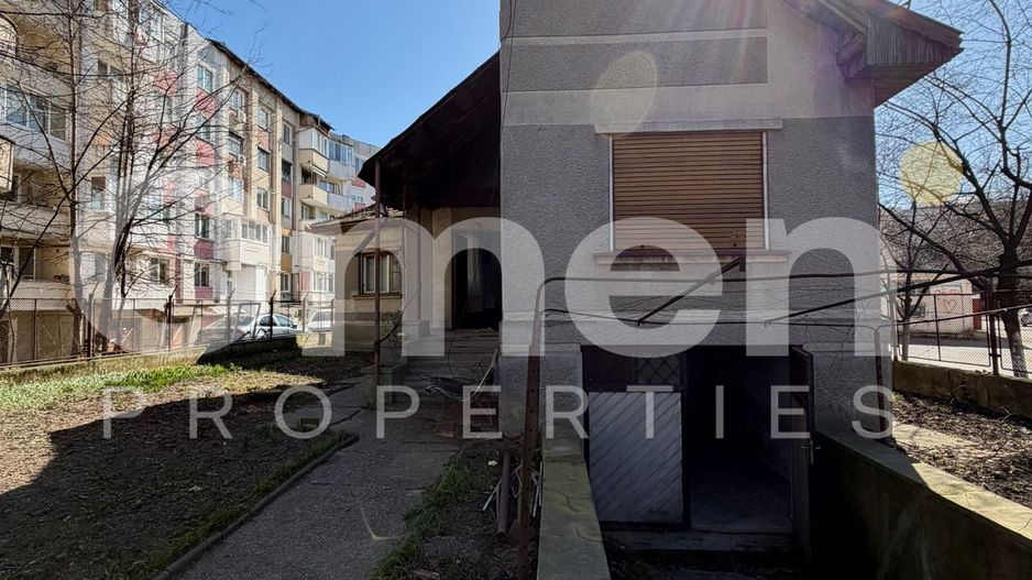 Casa de vanzare cu 446 mp teren si garaj, situata in zona centrala - Poză 1