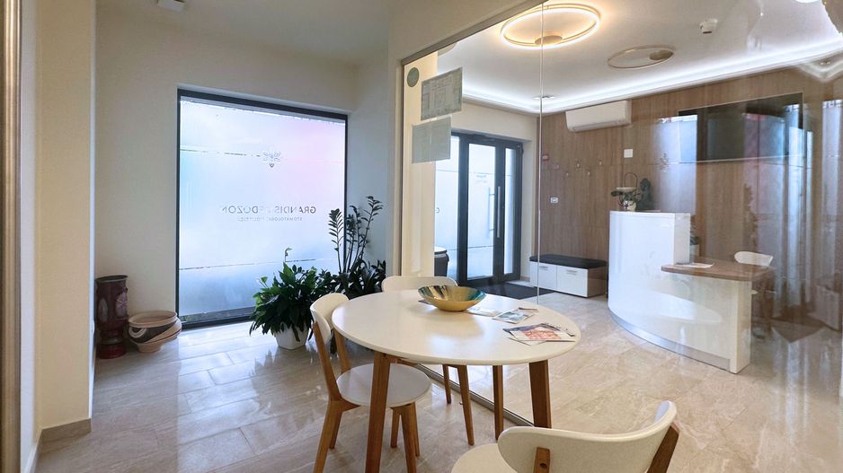 De vânzare Centru Medical Multifuncțional 196 mp zona Coresi - Poză 1