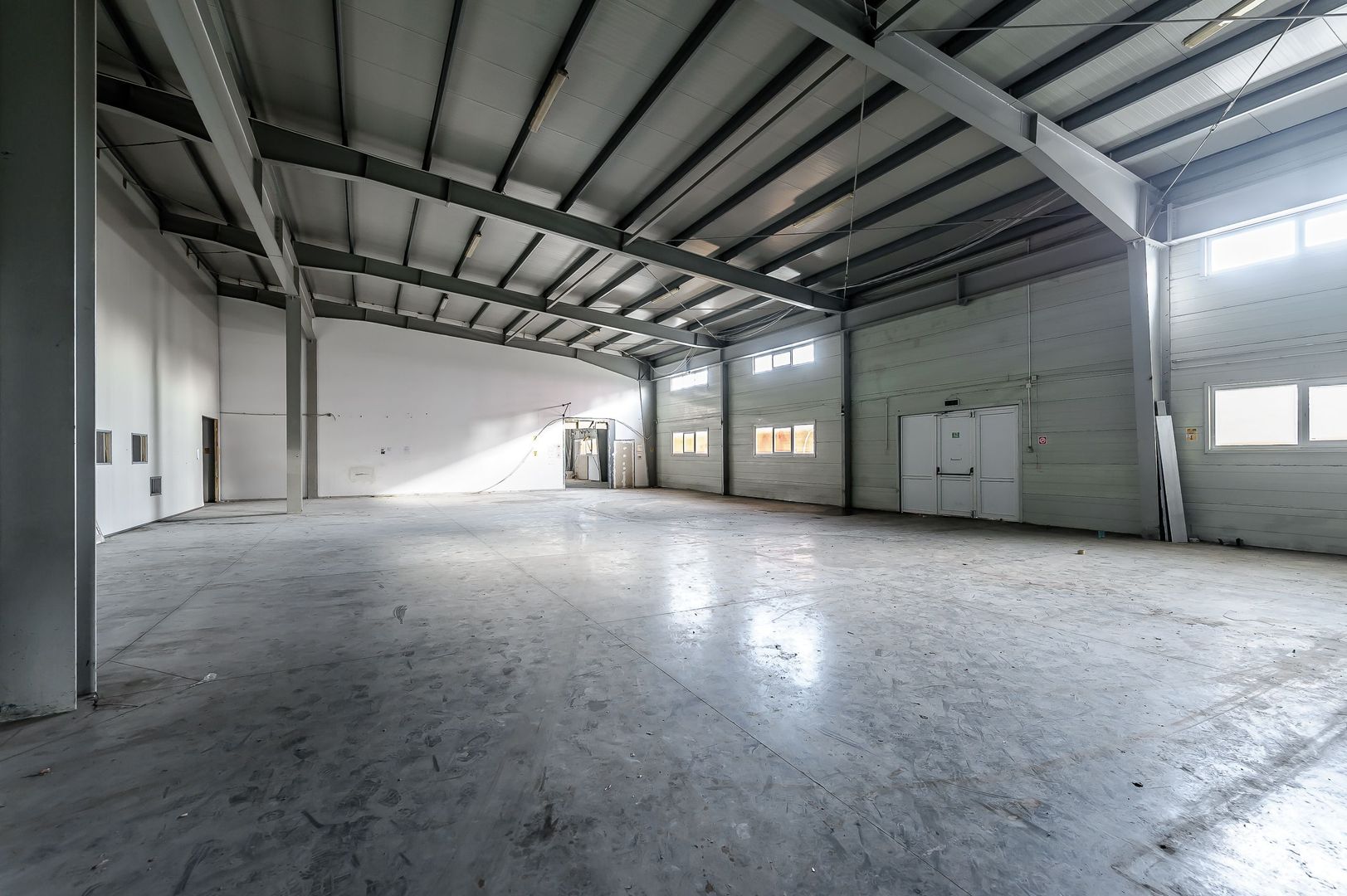 Hală industrială în suprafață de 2744 mp - Poză 1
