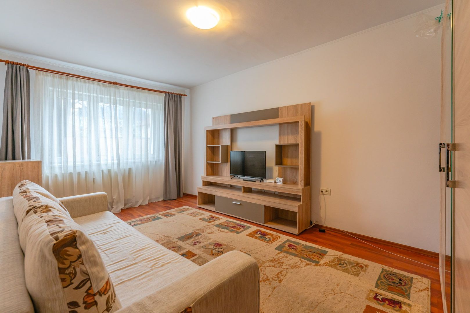 Garsonieră de 32 mp cu bucătărie separată, parter,  zona Piața Astra - Poză 1