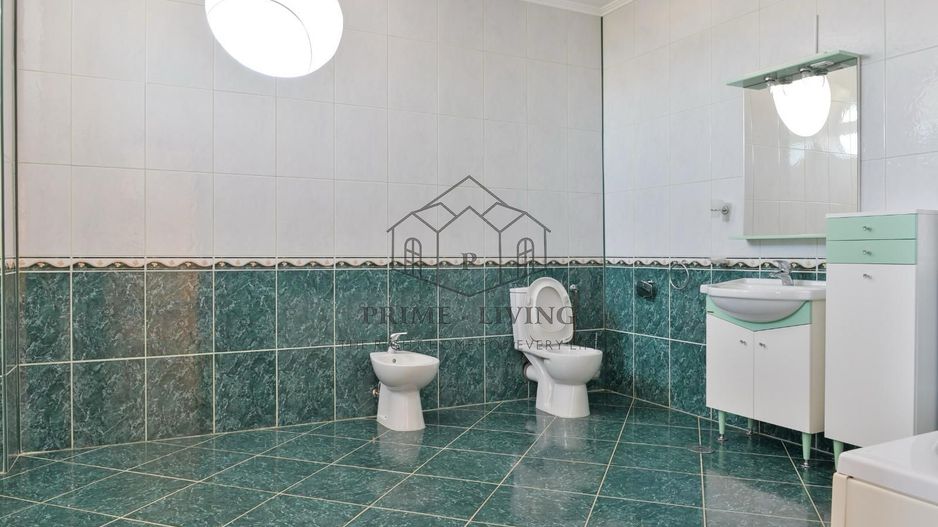 VILA DE LUX CU 6 DORMITOARE SI PISCINA + 800 MP CURTE LA INCHIRIRE - Poză 13