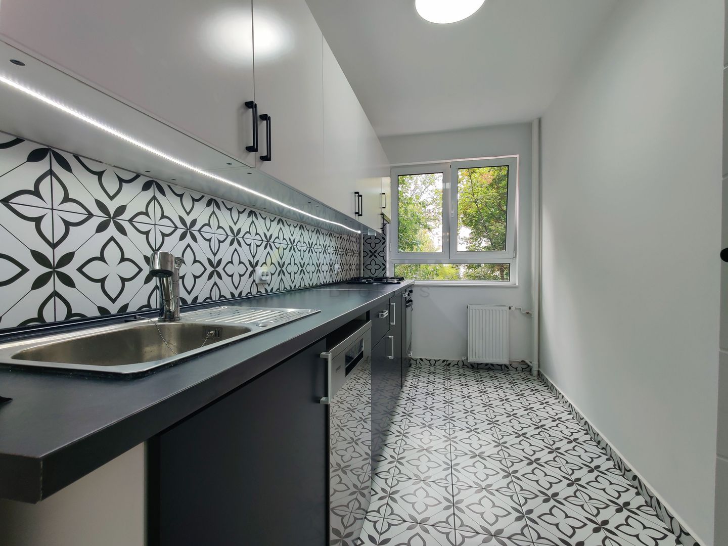 Prima inchirere,  strada Odobesti la intrarea in parc - Poză 14