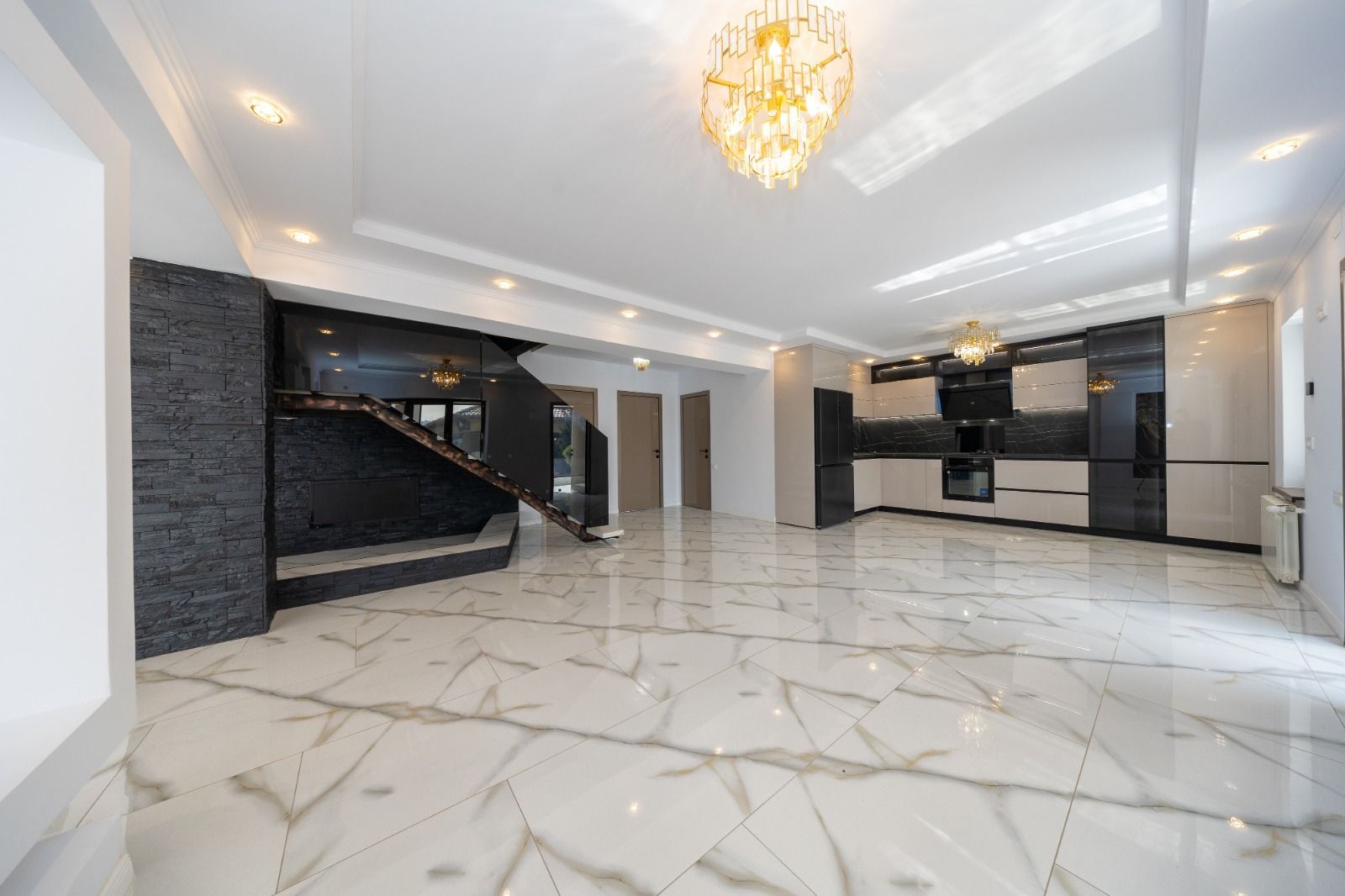 Casa 6 dormitoare+4 bai -1500 mp teren-Sacele - Poză 11