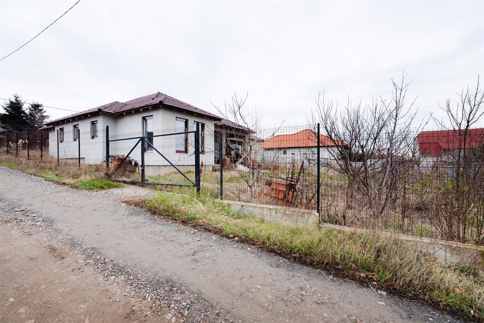 Casa Semi-Finisata Oncea - Poză 1