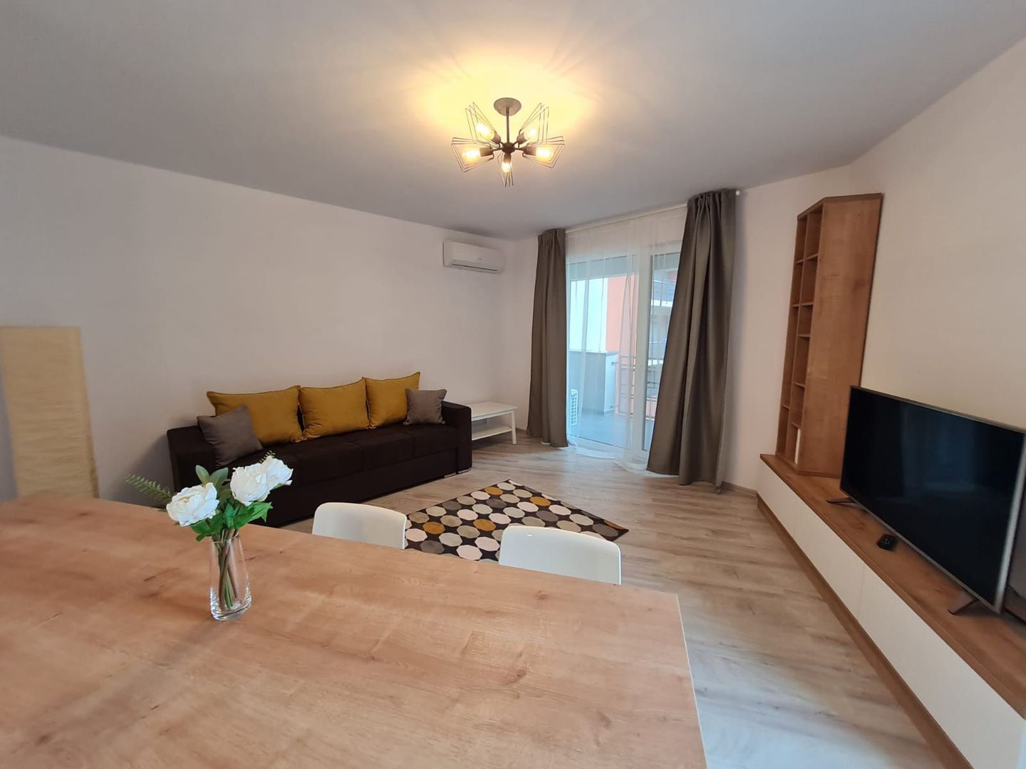 Lux la 10 minute de Iulius Town - Poză 3