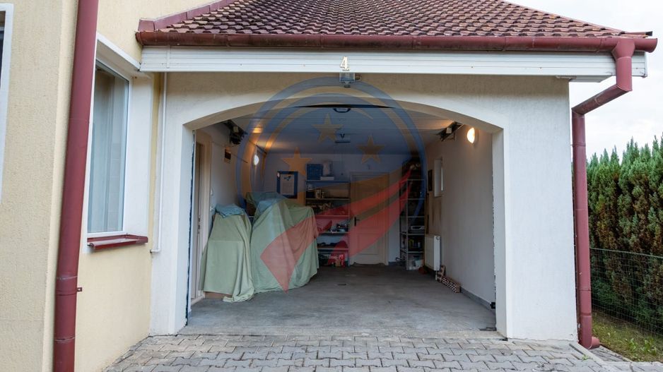 Vila superba cu cinci camere zona centrala - Poză 5