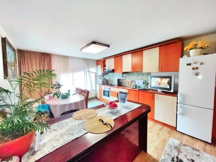 Apartament cu 3 camere în Plopilor, spațiu generos, lumină și liniște. - Poză 1