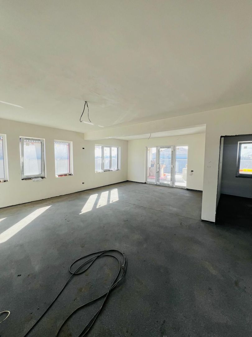 Casa finisata la cheie cu 5 camere in localitatea Santandrei - Poză 2