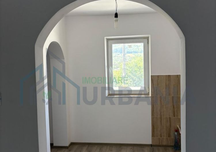 Apartament complet renovat, 3 camere, de vânzare în Carjoaia, comuna Cotnari, județul Iași - Poză 1