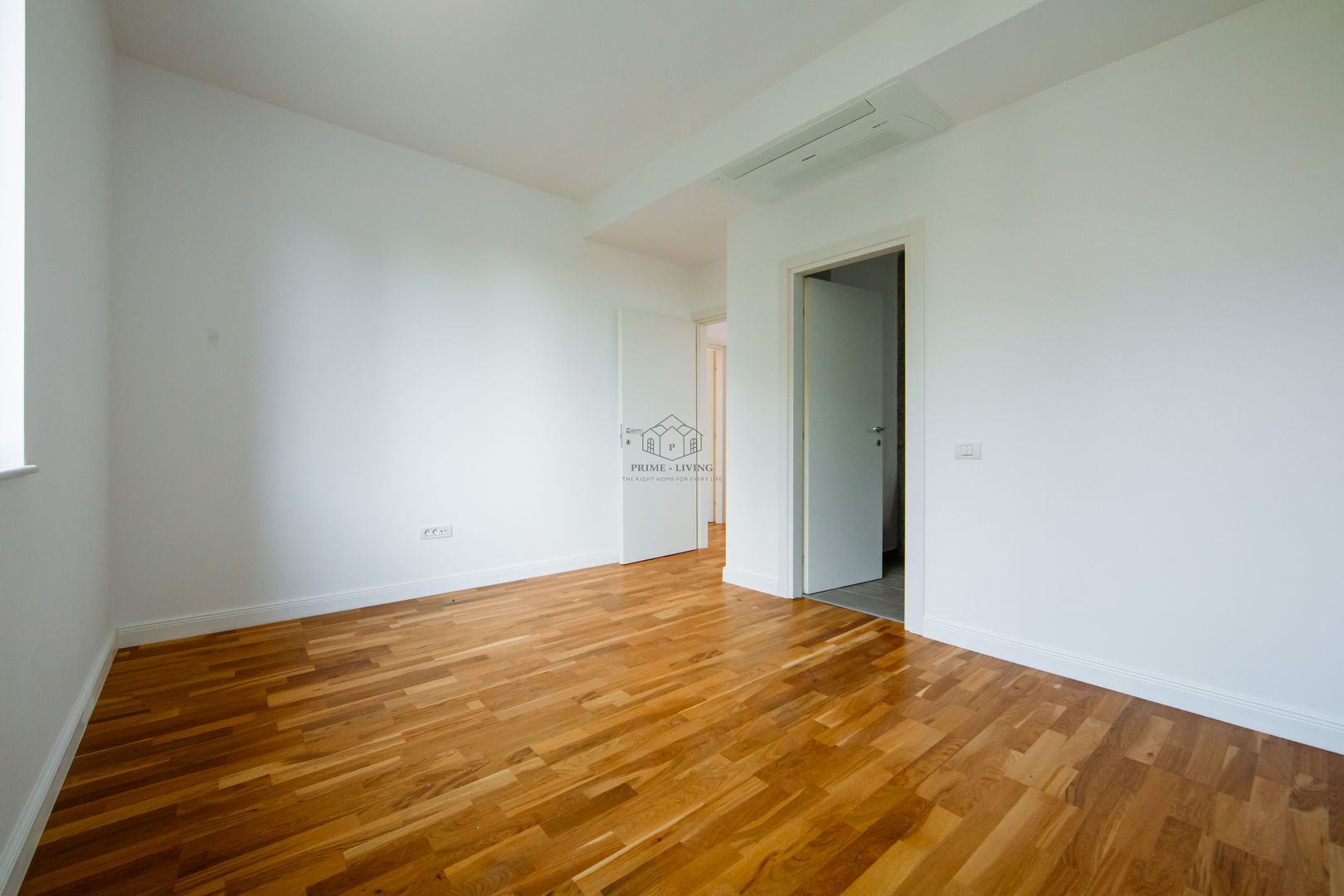 VILA SUPERBĂ CU 4 DORMITOAARE ȘI PISCINA LA INCHIRIERE - Poză 25