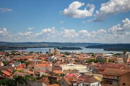 
    Experiență locală, viziune globală
  