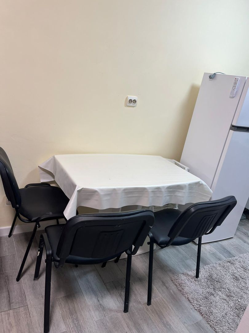 Apartament 2 camere, de inchiriat+ loc de parcare si terasa in curte - Poză 5