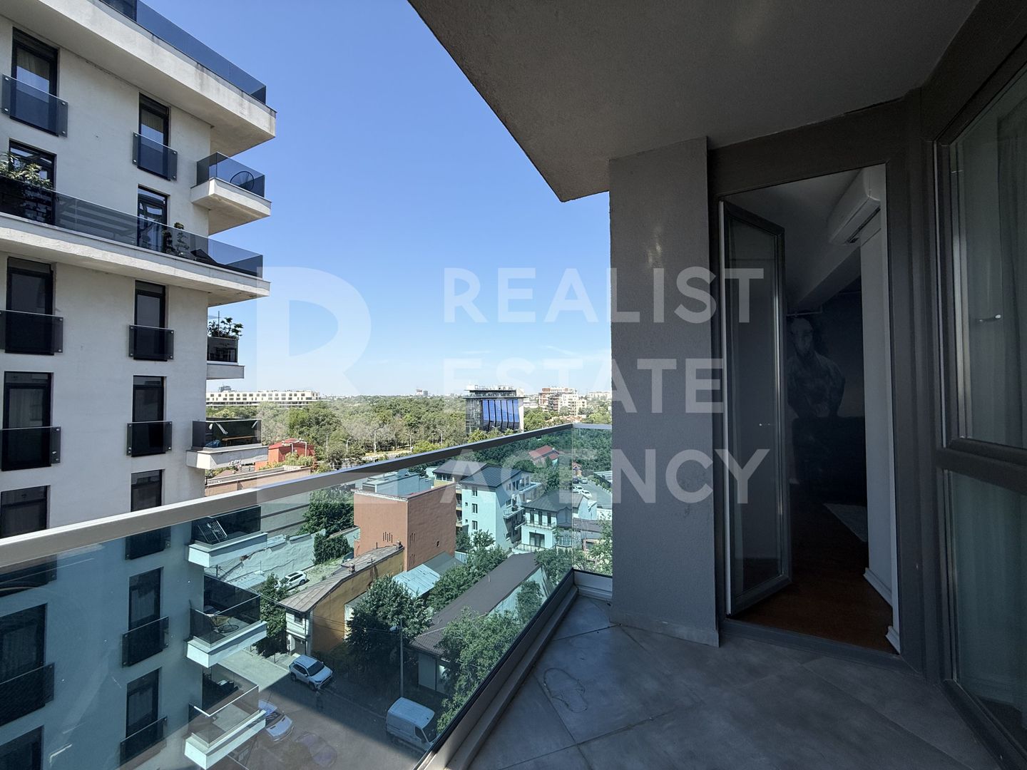 Chirie - Apartament cu terasă și priveliște spre Parcul Verdi - Poză 1