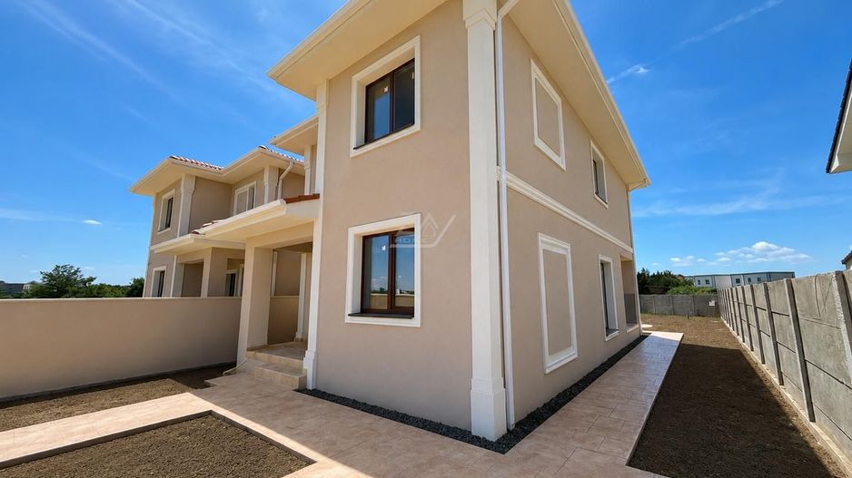 Duplex despartit prin camera tehnica! 5 camere, 3 bai. - Poză 5