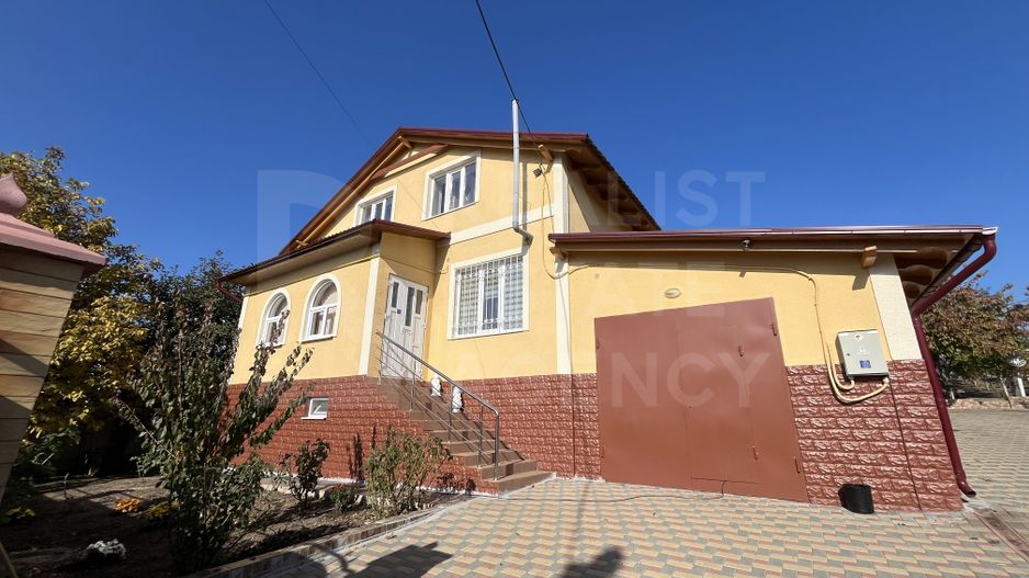 Vânzare, casă, 2 nivele, 6 camere, str. Primăverii, Budești - Poză 1
