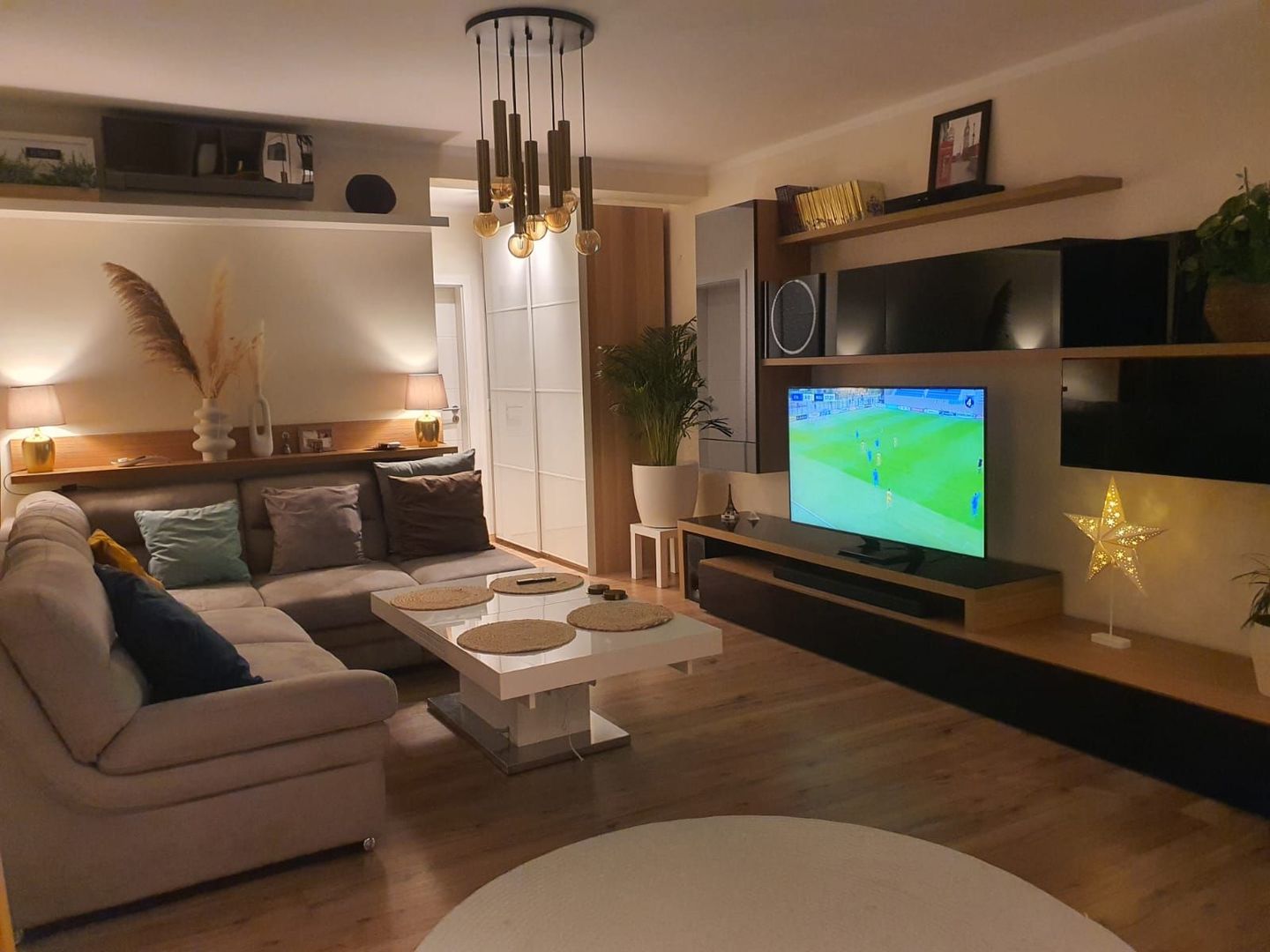 Dumbravita | 2 Camere | 2 Locuri de Parcare | Mobilat si Utilat Modern. - Poză 2