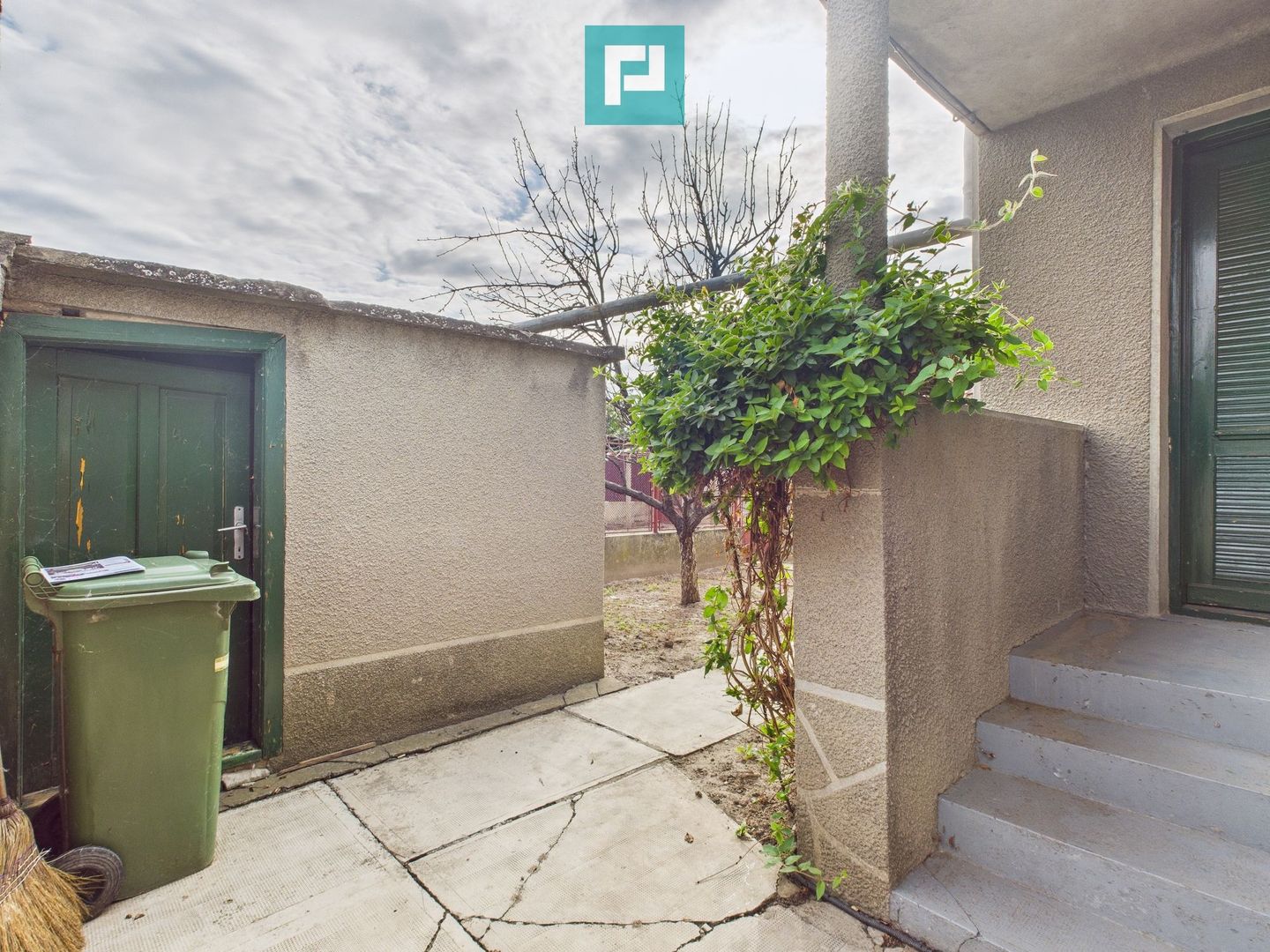 Casă cu teren generos, zonă centrală, Curtici - Poză 13