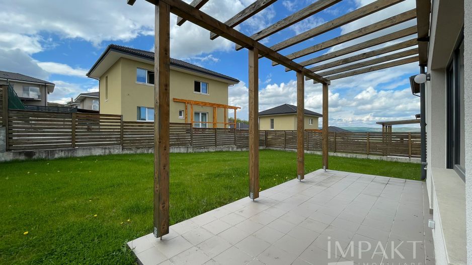 Casă / Vilă cu 4 camere de închiriat - Dezmir - Poză 2