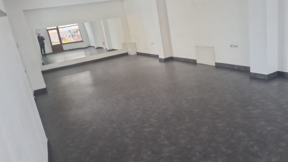 Spatiu comercial cu vitrină la strada si baie proprie - Poză 5