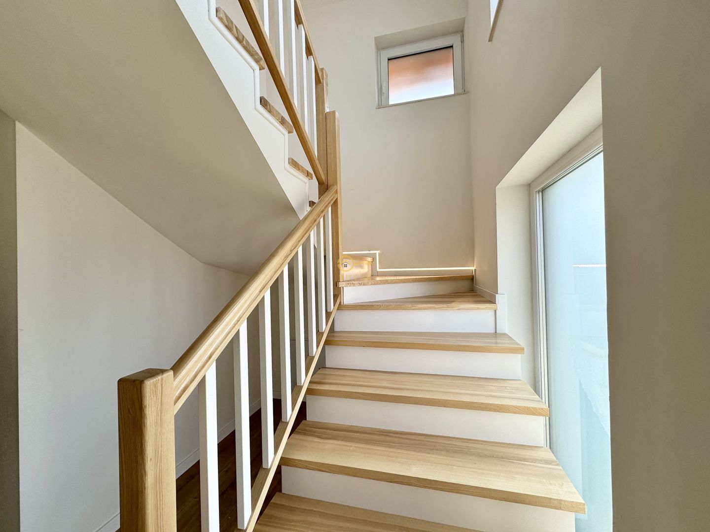 Casa noua, mobilata si utilata- Panorama catre munti- Teren 714mp - Poză 8