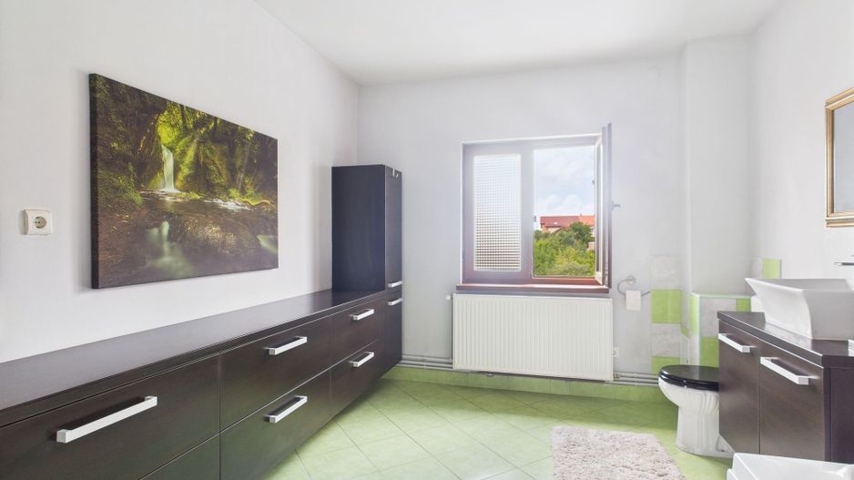 Vilă spațioasă cu 6 camere în Dumbrăvița - Poză 21