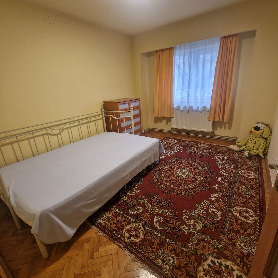 APARTAMENT4 CAMERE ZONA  SOARELUI LANGA SCOALA 30 - Poză 3