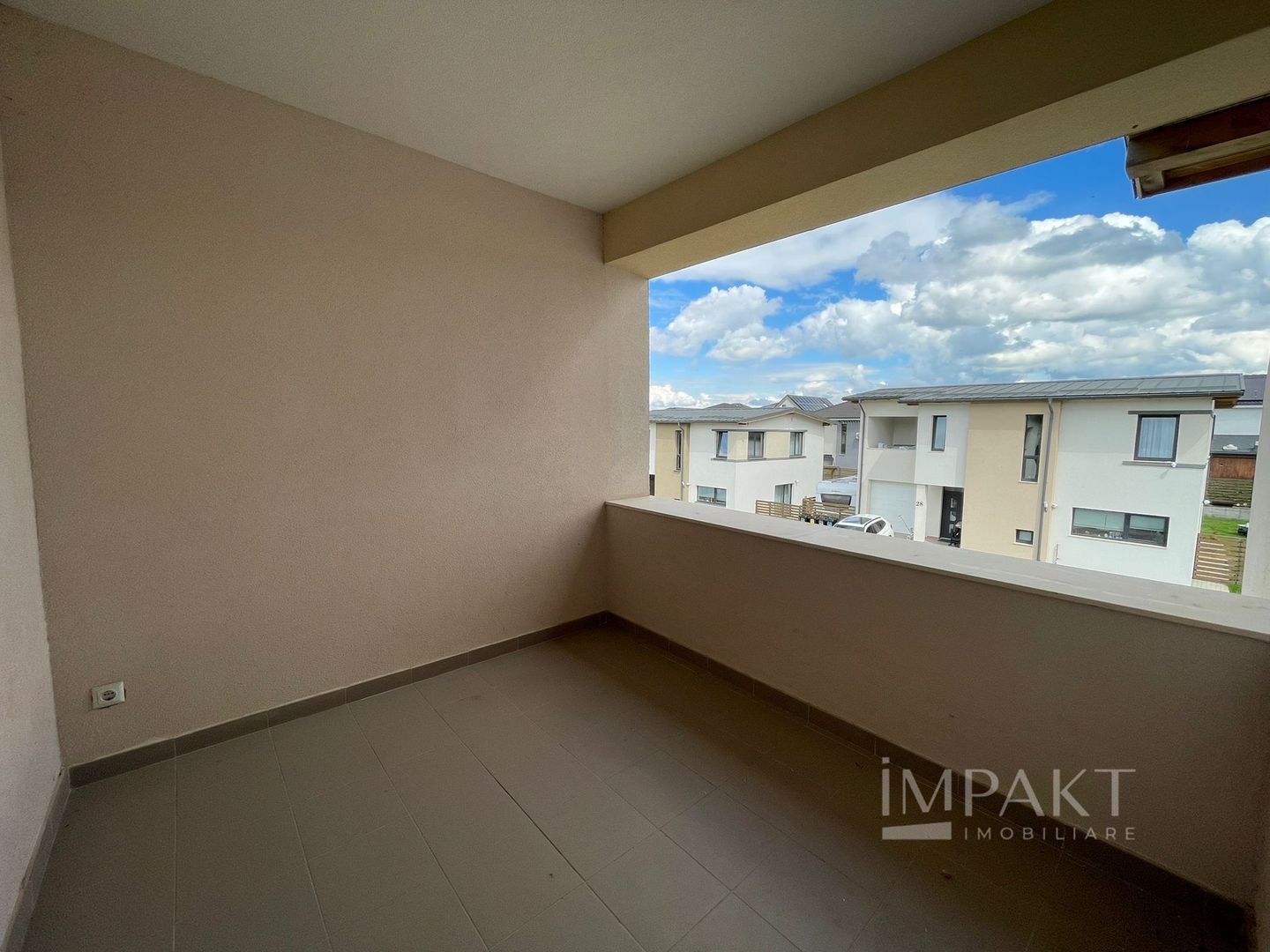 Casă / Vilă cu 4 camere de închiriat - Dezmir - Poză 7