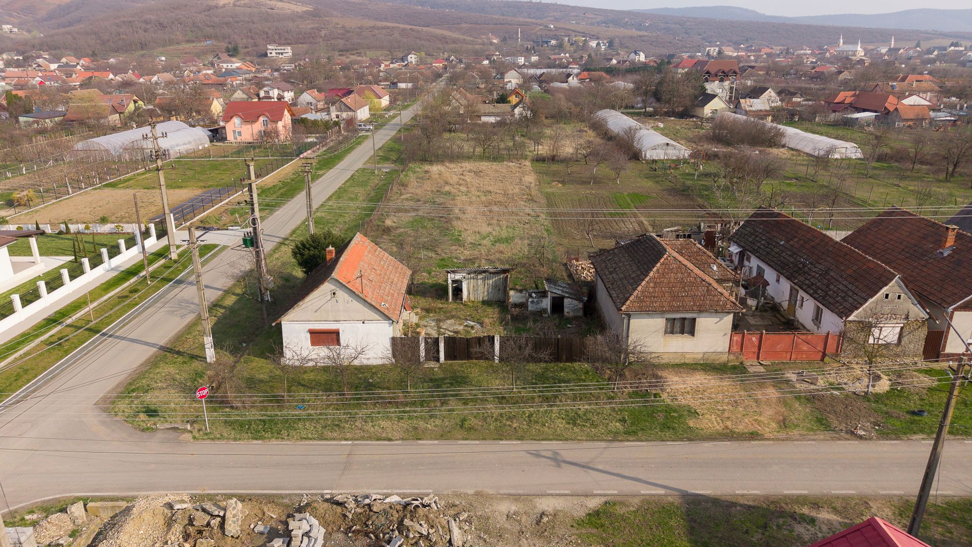 Teren 1.570 mp + casă din cărămidă–zonă liniștită - Poză 1