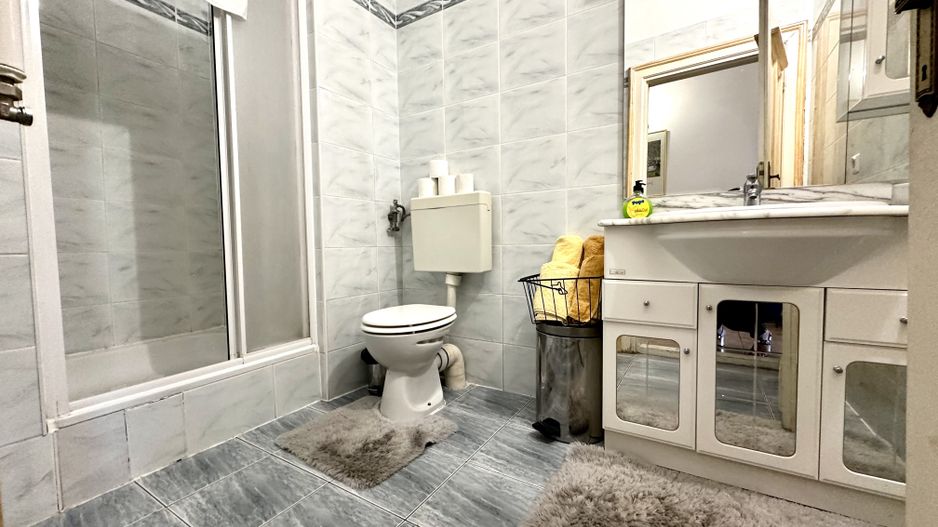 Apartament cu 2 camere,  clasic si boem, cu vedere in Piață Victoriei - Poză 14