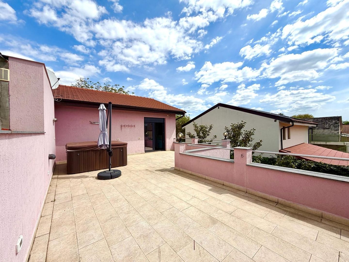 Vila cu 4 camere cu lift, jacuzzi și terasă panoramică tip penthouse - Poză 15