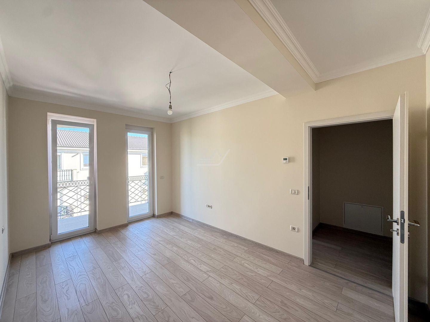 Locatie excelenta. Spatios 60 mp. Dressing. Asfalt. Loc de parcare. - Poză 6