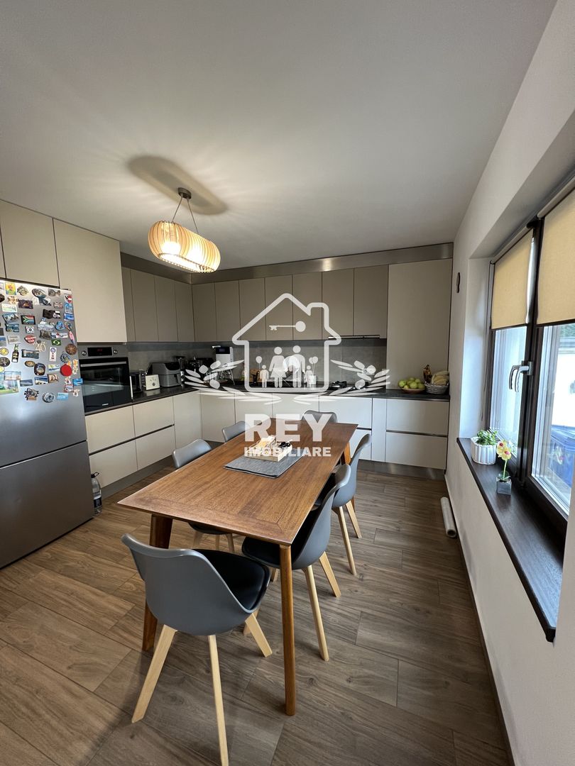 Casă de tip triplex la vânzare 6 camere /Șelimbăr /Secția 1 de Poliție - Poză 2