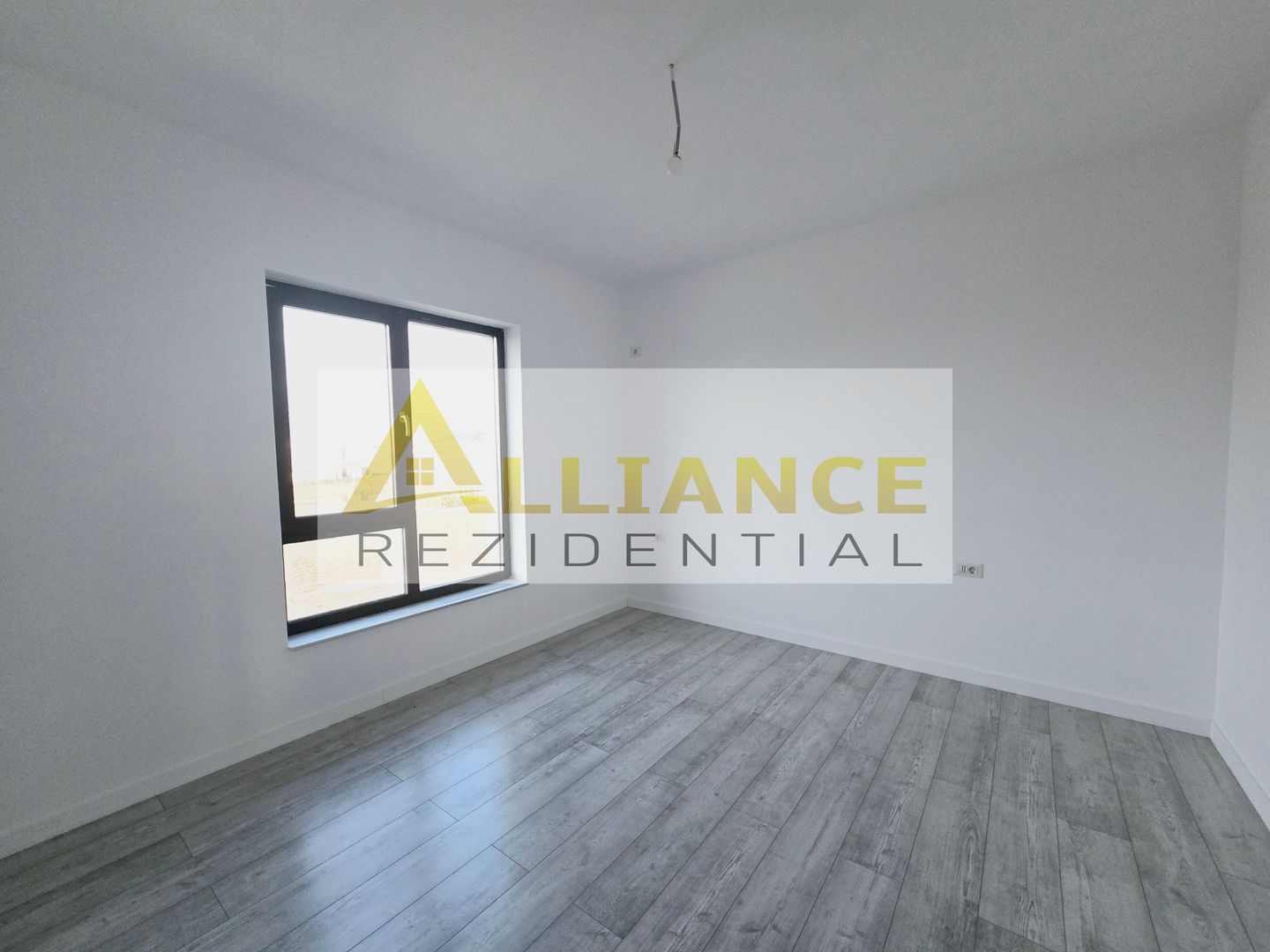 Vila individuala-5 camere-200m de autobuz-pod cu placa de beton - Poză 6