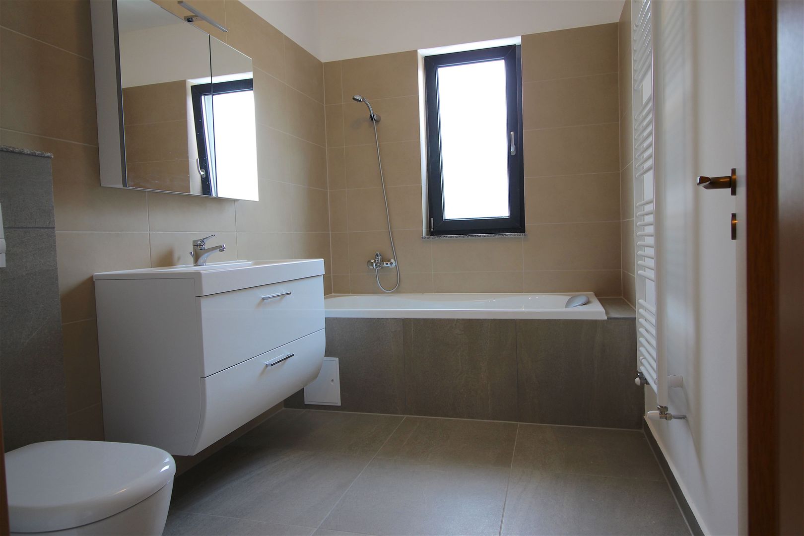 Apartament cu 3 camere de închiriat la intrare in Dumbravita - Poză 9