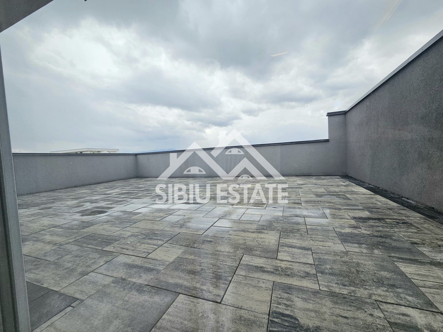 Penthouse Sibiu terasa mare vedere panoramica - Poză 3