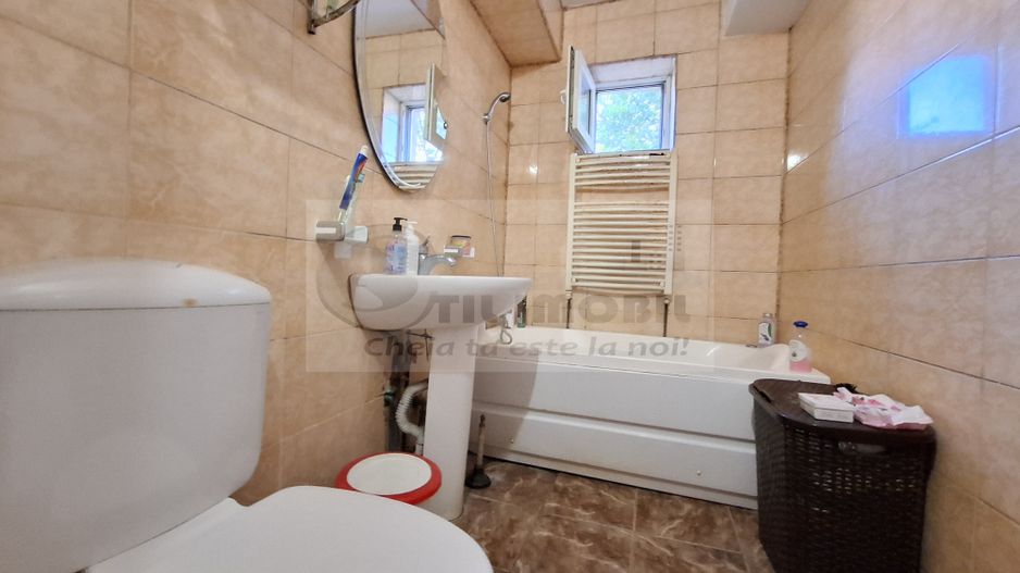 Liber, de vanzare apartament 3 camere Valea Lupului Iasi, baie cu geam - Poză 4