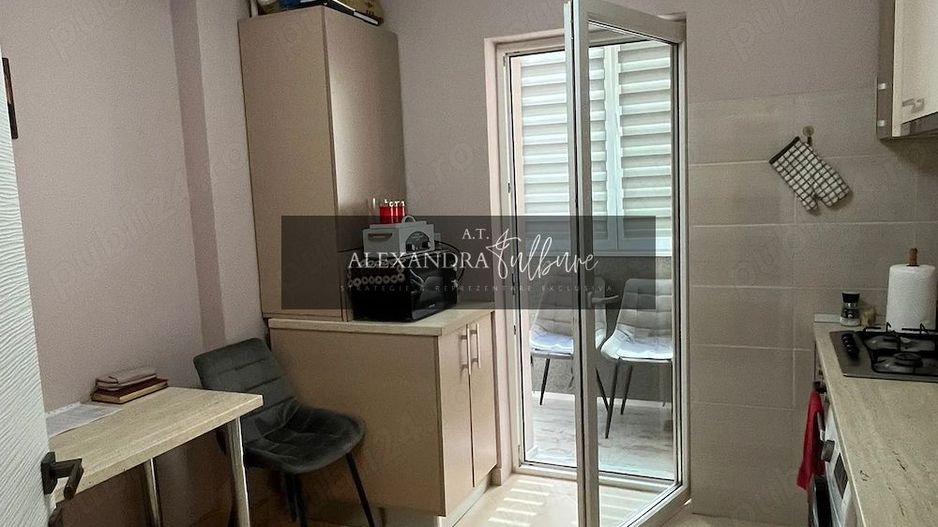 Apartament 2 camere decomandate, balcon, etaj intermediar, parcare - Poză 4