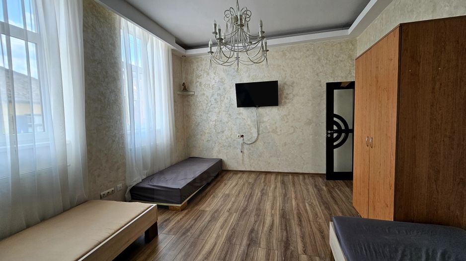 Apartament 2 camere 50 mp utili parter la curte zona Centrul Istoric - Poză 2