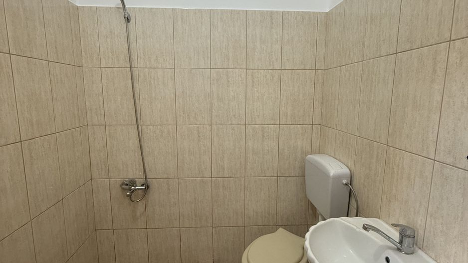 2 corpuri de Casă renovate + teren 125 mp Campina - Poză 23