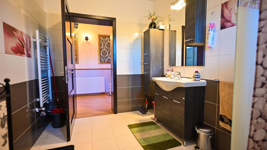 Somptuozitate in stil modern, 2 garaje, 3 terase, totul pe 1.000 mp teren - Poză 28