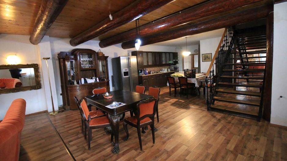 Proprietate deosebita - casa cu curte si livada - Poză 9