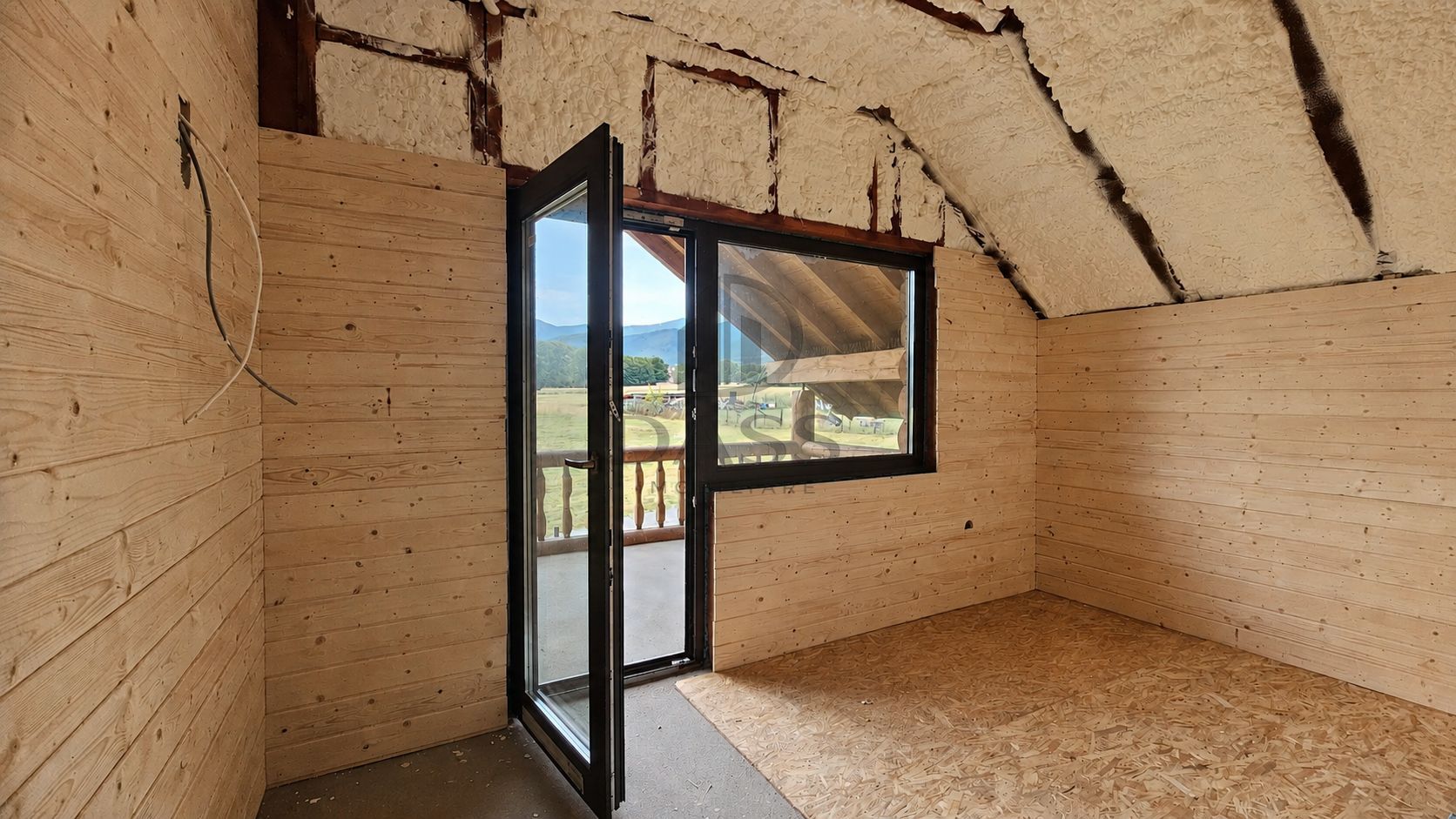 Chalet din busteni cu vedere panoramica spre Muntii Fagaras Tocile - Poză 12