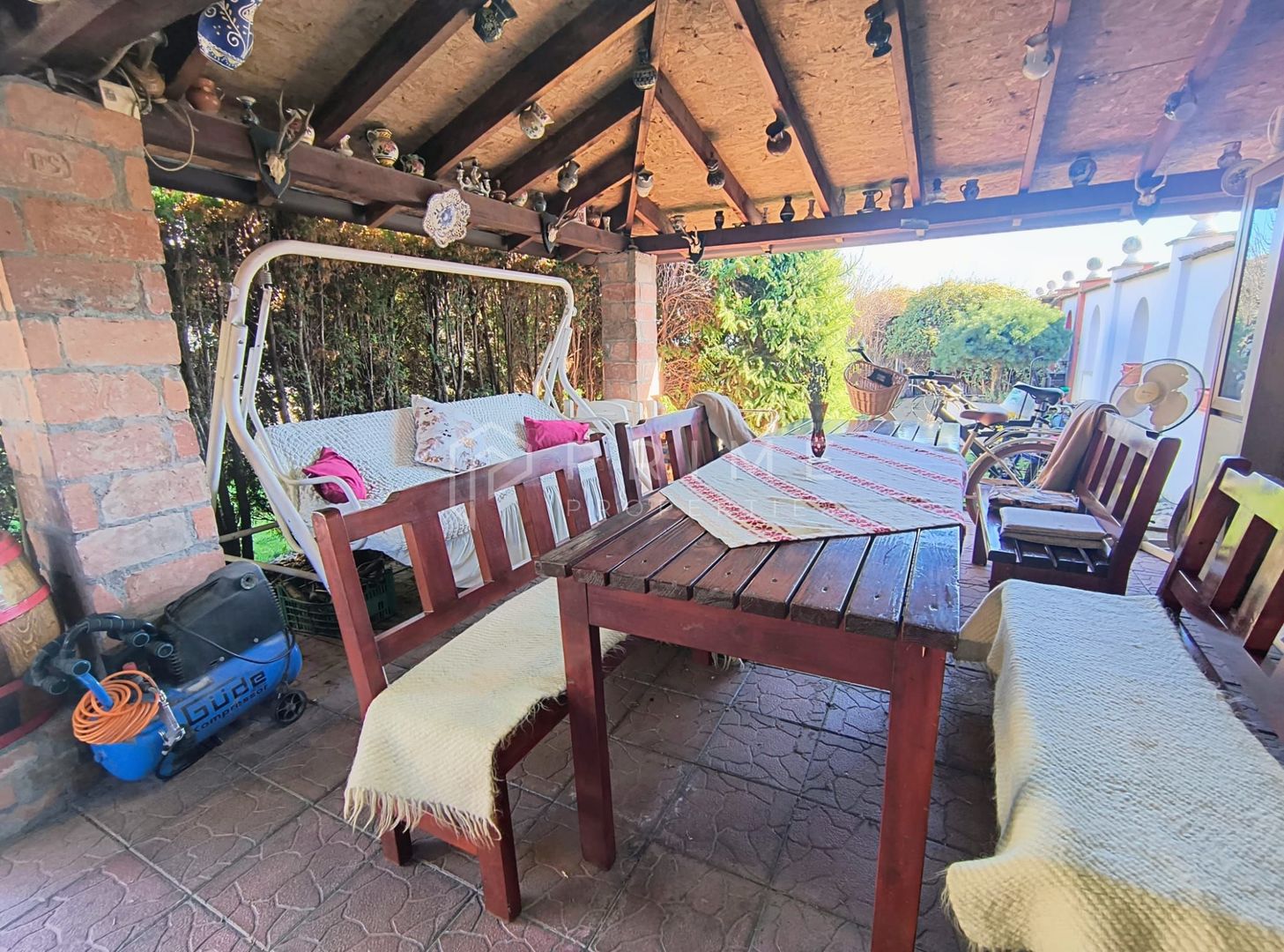 Casa perfectă pentru familie – curte, foișor cu grătar și garaj triplu - Poză 33