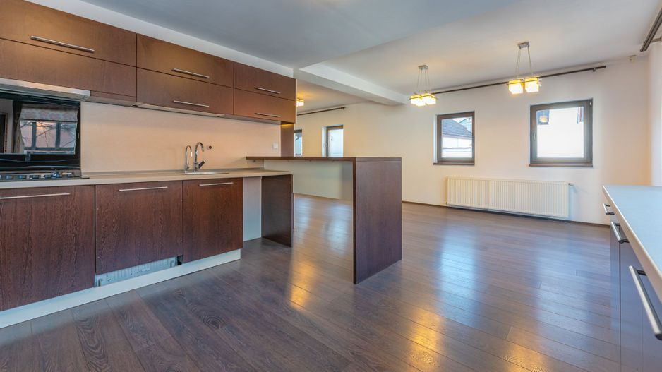 Casă modernă cu garaj și 4 dormitoare, aproape de Piața Sfatului - Poză 4