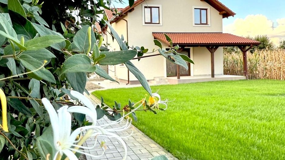 Duplex la asfalt - 4 camere - teren 532mp  Utvin - Poză 1