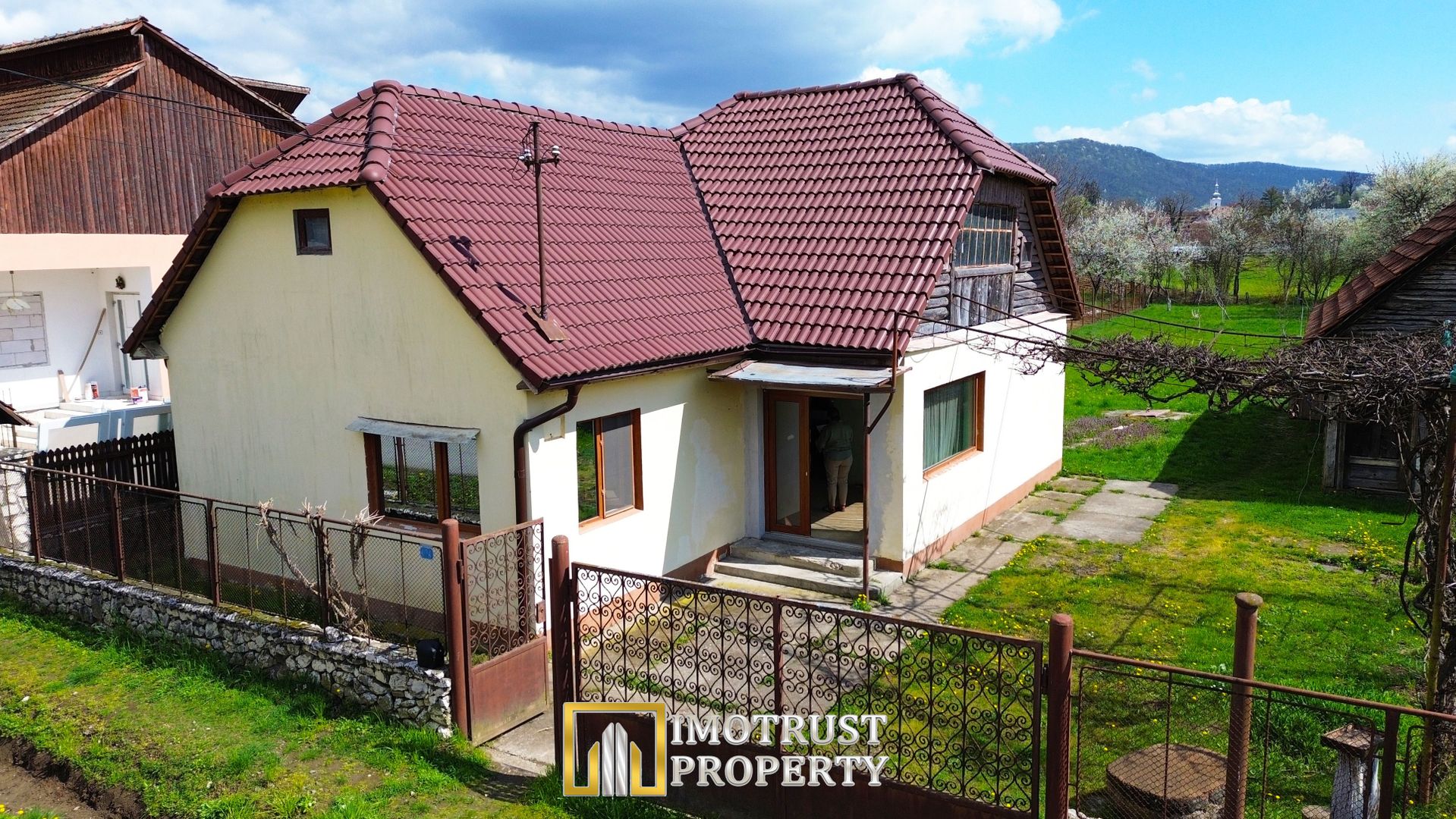 Colț de natură: casă + teren mare în Săvârșin - Poză 3