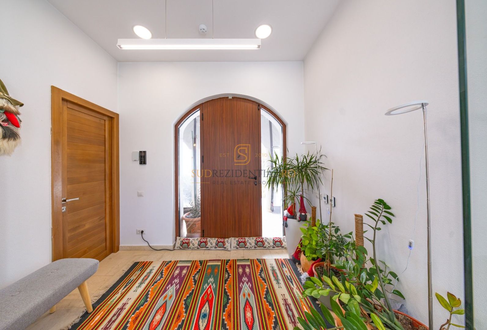 Resedinta spectaculoasa  – Vila exclusivista deschidere directa la lac - Poză 16