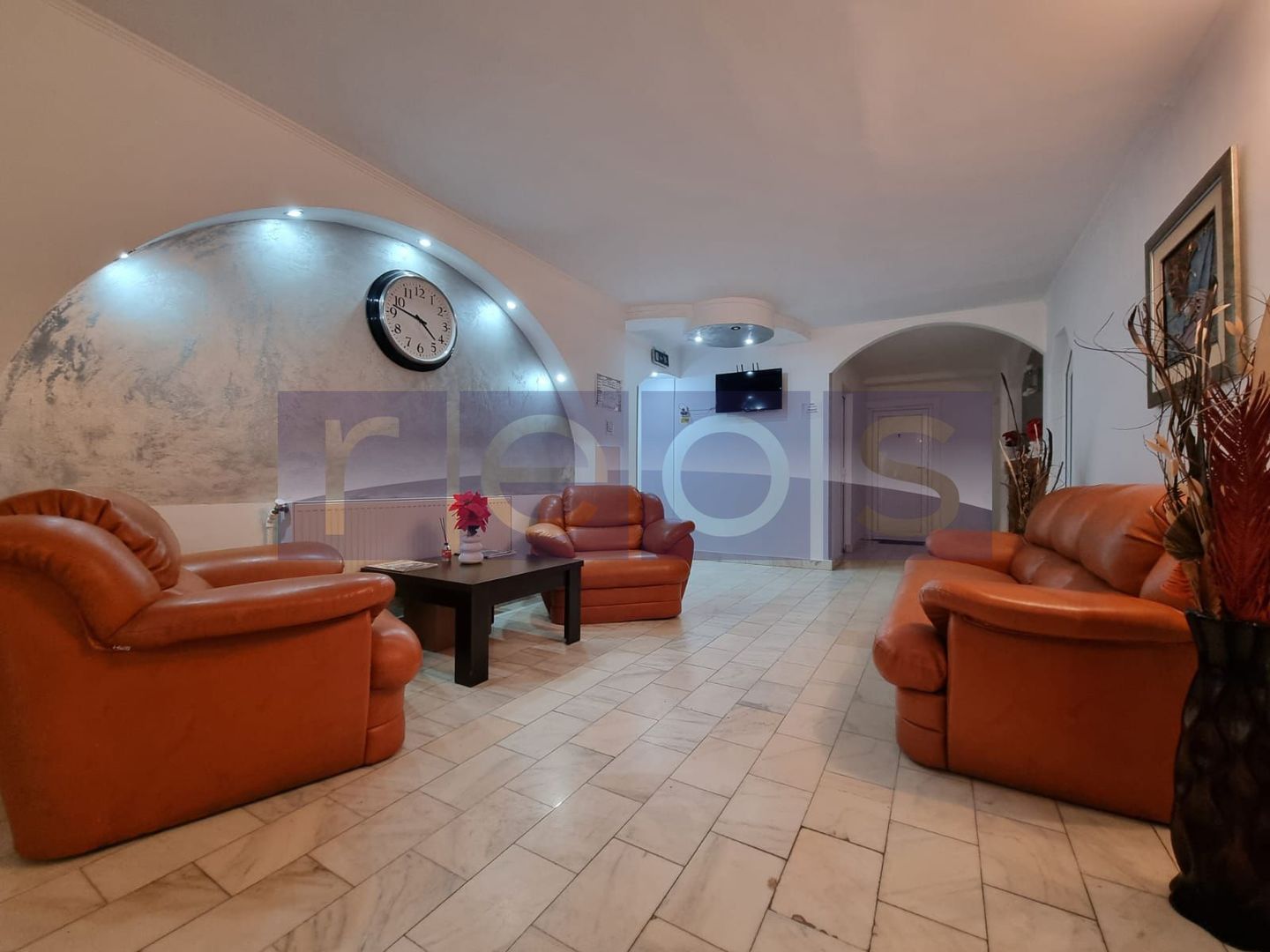 VANZARE HOTEL SI RESTAURANT | 1200MP UTILI | ZONA EROII REVOLUTIEI - Poză 1