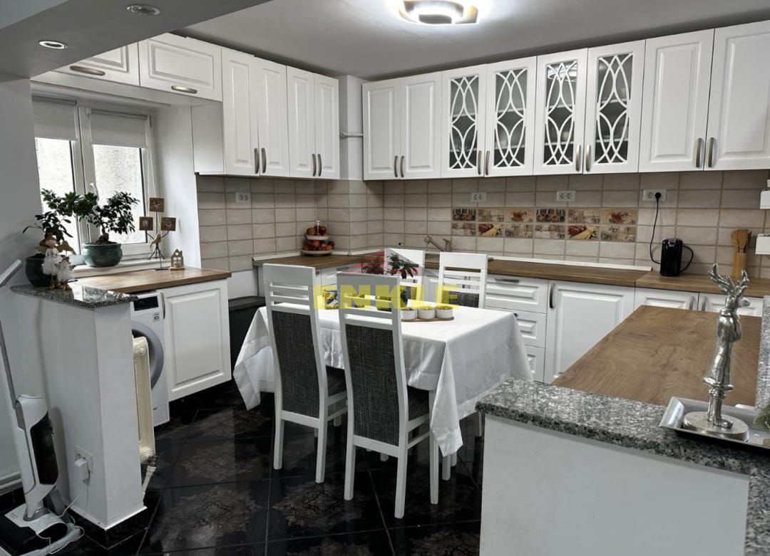 De vânzare apartament 3 camere decomandat, zona Ultracentrala. - Poză 2