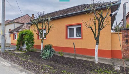 Casă 2 corpuri și 5 camere ultracentral în Curtici